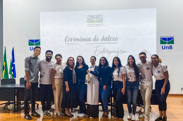 Reprodução UNB Noticias/ Corpo acadêmico reunido para a primeira edição da Cerimônia do Jaleco na FCE. Foto: Arquivo pessoal