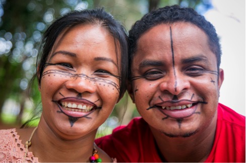 Braulina Aurora, do povo Baniwa, do Amazonas, e Tanielson Rodrigues, mais conhecido pelo seu nome indígena, Poran Potiguara, alunos da UnB. Promulgação da Lei 12.711/2012, conhecida como a Lei de Cotas, ampliou substancialmente o número de estudantes negros e indígenas nas universidades
(Foto: Bento Monteiro/Secom UnB. Reprodução)